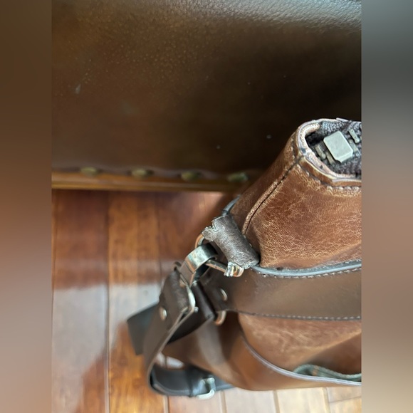 Matt and Nat - Very nice bag. Holds a lot! Some wear to the handles. - Picture 8 of 12